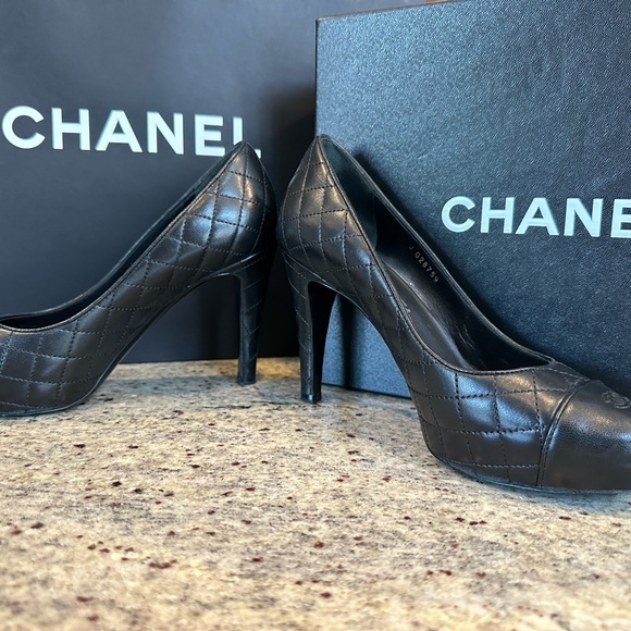 CHANEL Black Quilted Heels - Picture 5 of 15